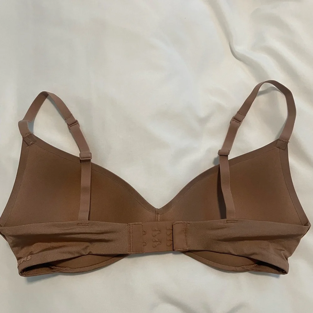 Skims Wireless Form Push-up Plunge Bra - Picture 2 of 3